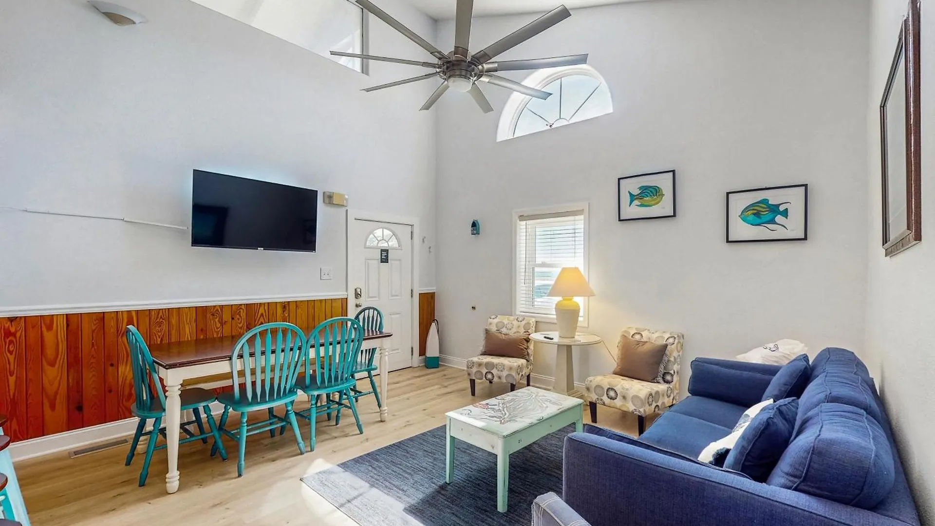 Cozy Coastal Apartment *