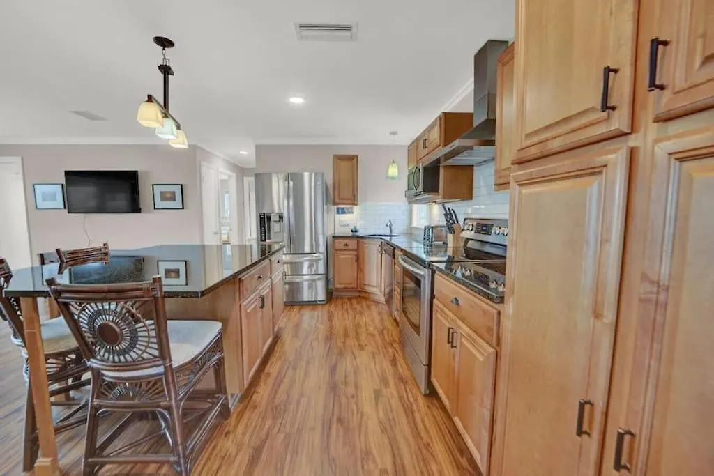 The Salty Snapper - 2 Story Home, Bay Views, Prime Location, Sleeps 8!