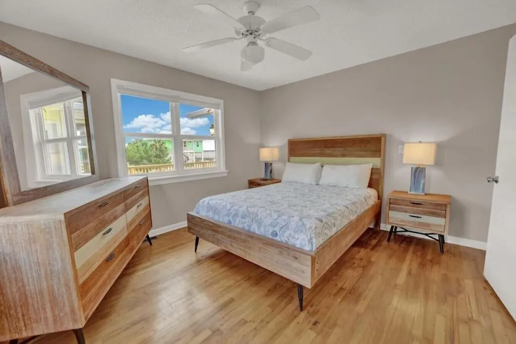 度假居 The Salty Snapper - 2 Story Home, Bay Views, Prime Location, Sleeps 8!