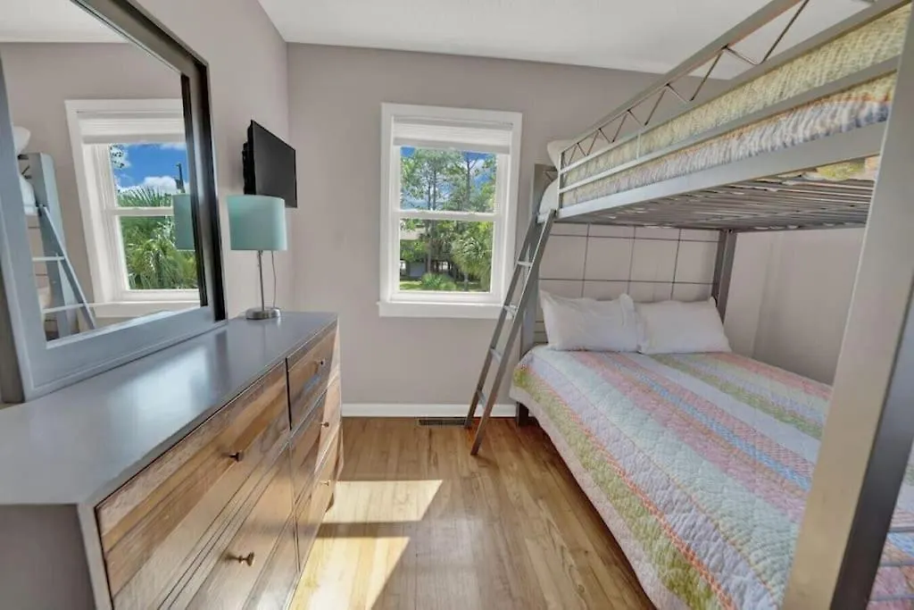 The Salty Snapper - 2 Story Home, Bay Views, Prime Location, Sleeps 8! *