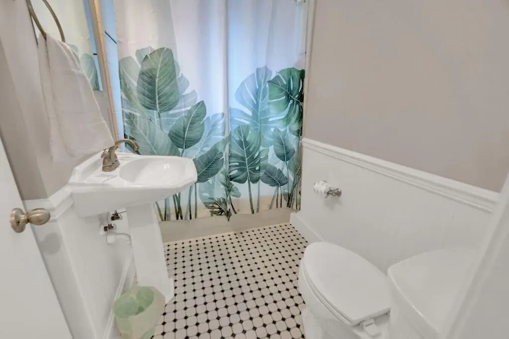 The Salty Snapper - 2 Story Home, Bay Views, Prime Location, Sleeps 8!