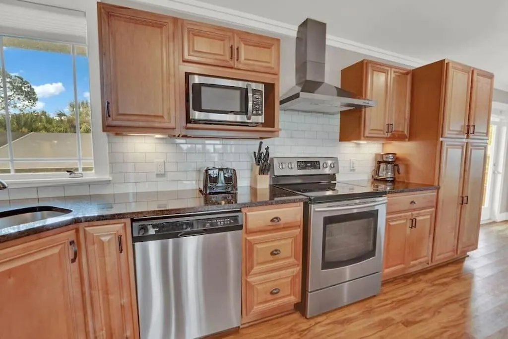 度假居 The Salty Snapper - 2 Story Home, Bay Views, Prime Location, Sleeps 8! *