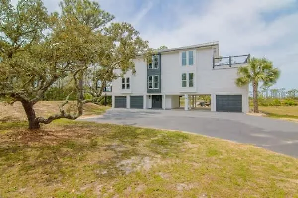 Canal- Bay Front Family 5-bedroom Sleeps 18 Pool Coming Soon Boat Dock * 圣乔治岛